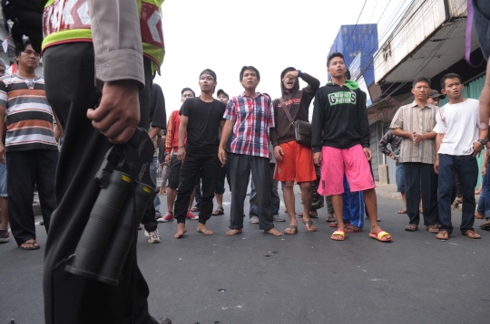 Tolak penggusuran, ratusan warga Kampung Pulo hadang Satpol PP
