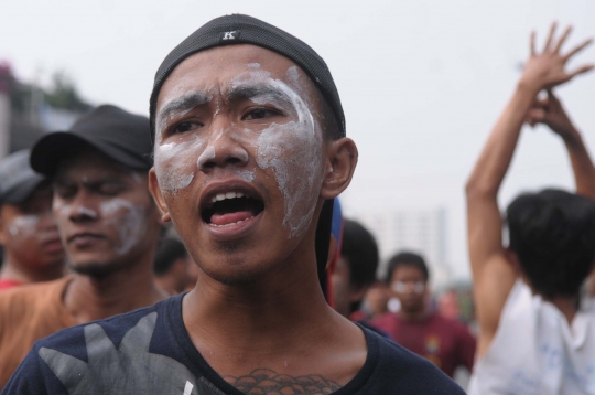 Tolak penggusuran, ratusan warga Kampung Pulo hadang Satpol PP