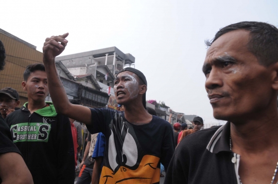 Tolak penggusuran, ratusan warga Kampung Pulo hadang Satpol PP