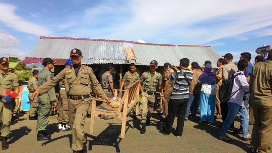 Satpol PP bongkar puluhan bangunan di bantaran Sungai Alue Naga