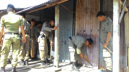 Satpol PP bongkar puluhan bangunan di bantaran Sungai Alue Naga