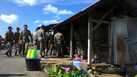 Satpol PP bongkar puluhan bangunan di bantaran Sungai Alue Naga