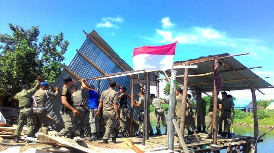 Satpol PP bongkar puluhan bangunan di bantaran Sungai Alue Naga