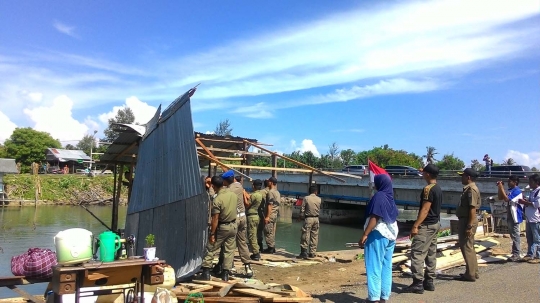 Satpol PP bongkar puluhan bangunan di bantaran Sungai Alue Naga