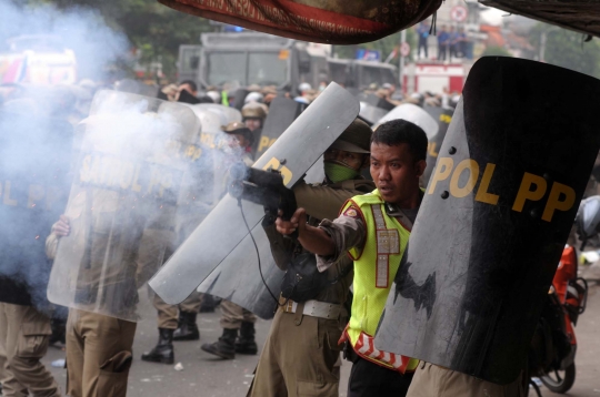 Amukan ratusan warga Kampung Pulo lawan Satpol PP dan polisi