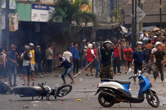 Amukan ratusan warga Kampung Pulo lawan Satpol PP dan polisi