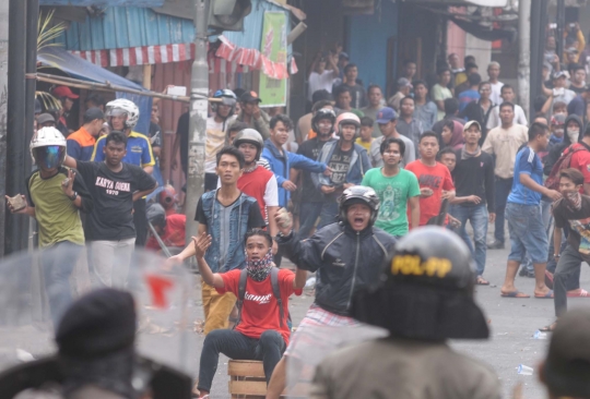 Amukan ratusan warga Kampung Pulo lawan Satpol PP dan polisi