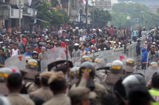 Amukan ratusan warga Kampung Pulo lawan Satpol PP dan polisi