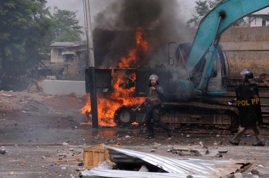 Amukan ratusan warga Kampung Pulo lawan Satpol PP dan polisi