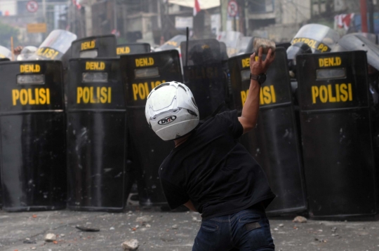 Amukan ratusan warga Kampung Pulo lawan Satpol PP dan polisi