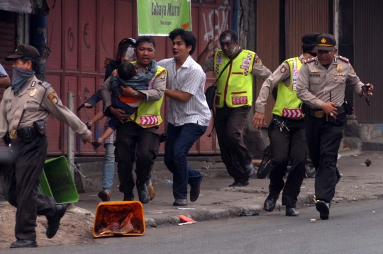 Amukan ratusan warga Kampung Pulo lawan Satpol PP dan polisi
