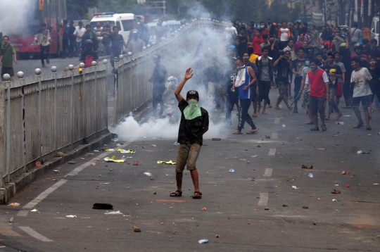 Amukan ratusan warga Kampung Pulo lawan Satpol PP dan polisi