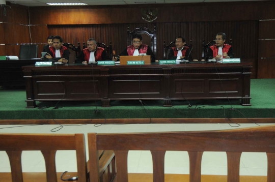 Tidak hadir karena sakit, sidang perdana OC Kaligis ditunda