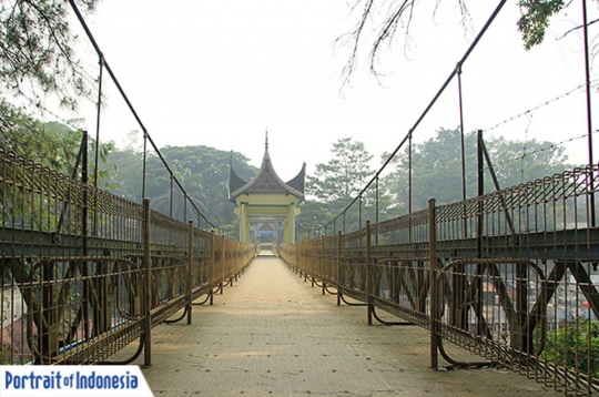 Jembatan Limpapeh, tempat favorit wisata di Bukittinggi
