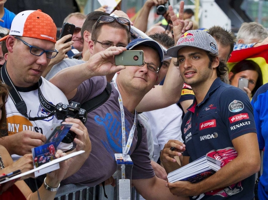 Antusiasme fans berebut selfie dan tanda tangan para bintang F1