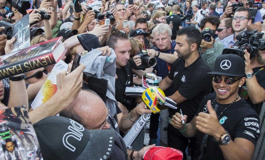 Antusiasme fans berebut selfie dan tanda tangan para bintang F1