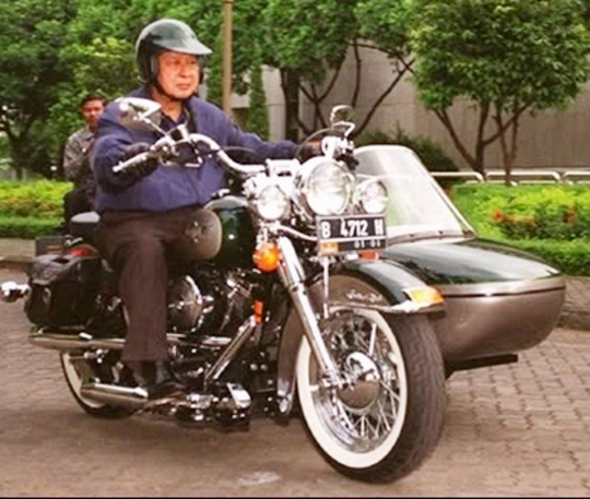 Gagahnya Presiden Soeharto saat geber moge Harley Davidson