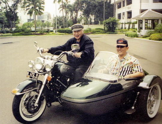 Gagahnya Presiden Soeharto saat geber moge Harley Davidson