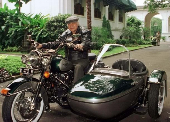 Gagahnya Presiden Soeharto saat geber moge Harley Davidson