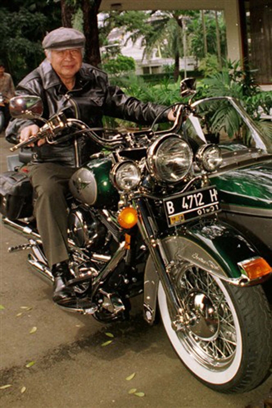 Gagahnya Presiden Soeharto saat geber moge Harley Davidson