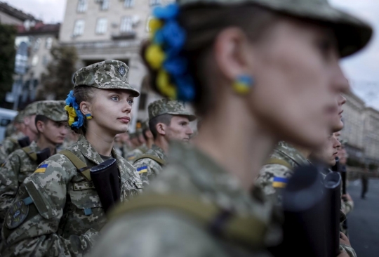 Deretan tentara cantik dan muda Ukraina