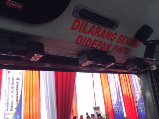 Mengintip perlengkapan canggih di dalam bus Transjabodetabek