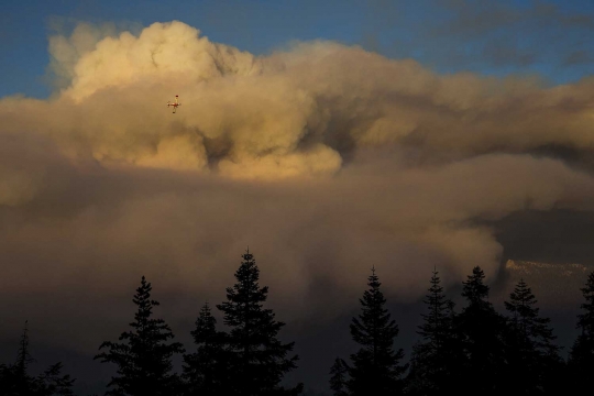Dahsyatnya asap kebakaran hutan di AS mirip erupsi gunung berapi