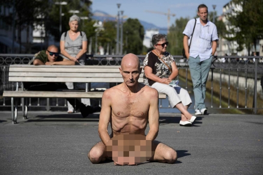 Kelompok seniman ini nekat gelar festival telanjang di muka umum