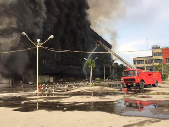 Begini dahsyatnya kobaran api ludeskan Medan Plaza