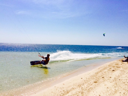 Eksotis alam Pulau Tabuhan, surga bagi pecinta kiteboarder