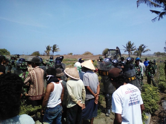 Bentrokan sengit petani vs TNI di Urut Sewu, belasan luka-luka