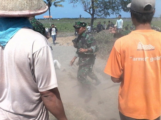 Bentrokan sengit petani vs TNI di Urut Sewu, belasan luka-luka