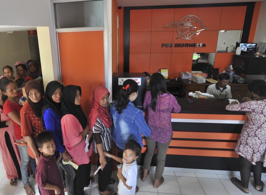 Ratusan warga Tangerang antre cairkan dana Program Keluarga Harapan
