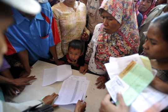 Ratusan warga Tangerang antre cairkan dana Program Keluarga Harapan