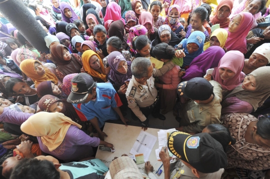 Ratusan warga Tangerang antre cairkan dana Program Keluarga Harapan