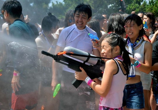 Serunya bermain air di tengah cuaca panas Jepang