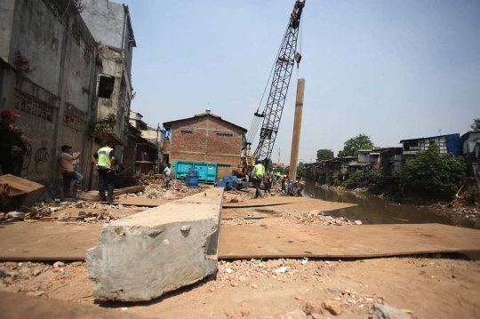 Pasca penggusuran, bantaran Ciliwung mulai dipasangi tiang pancang