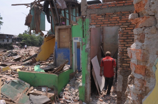 Pasca penggusuran, bantaran Ciliwung mulai dipasangi tiang pancang