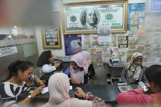 Rupiah tembus Rp 14.000, warga serbu money changer