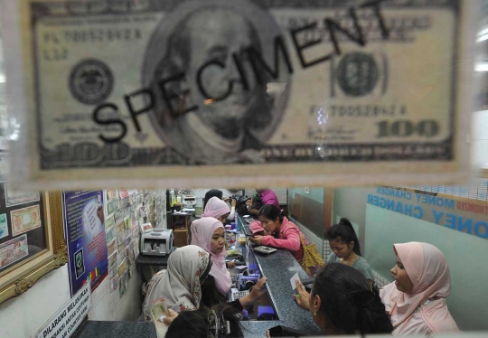 Rupiah tembus Rp 14.000, warga serbu money changer