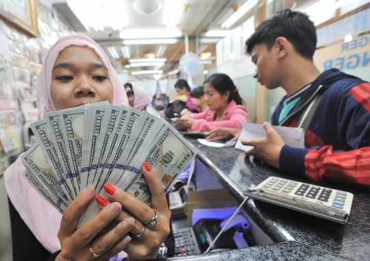 Rupiah tembus Rp 14.000, warga serbu money changer