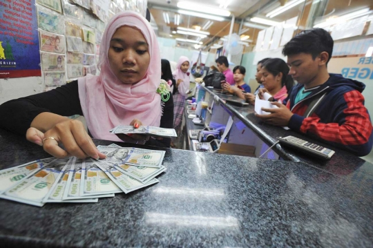 Rupiah tembus Rp 14.000, warga serbu money changer