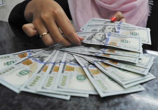 Rupiah tembus Rp 14.000, warga serbu money changer