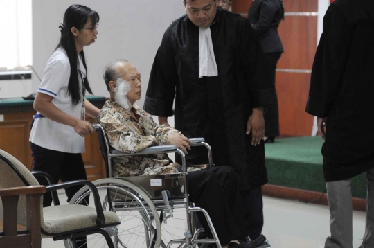 Berkursi roda, terdakwa Hasan Wijaya tetap jalani sidang di Tipikor