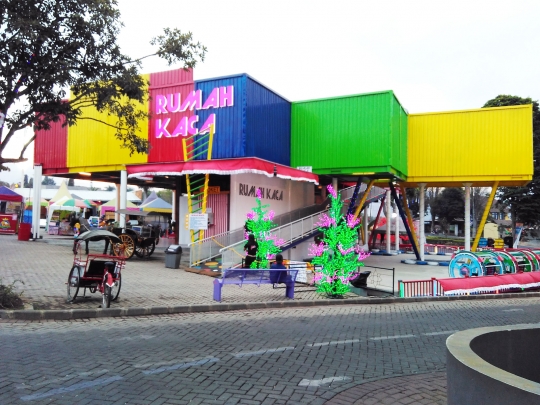 Unik, gedung perpustakaan ini terbuat dari kontainer bekas