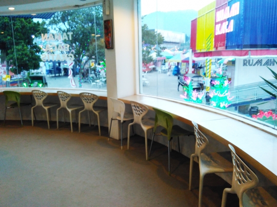 Unik, gedung perpustakaan ini terbuat dari kontainer bekas