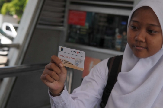 Pelajar pemegang kartu KJP gratis naik Transjakarta