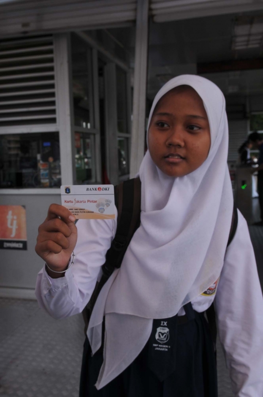 Pelajar pemegang kartu KJP gratis naik Transjakarta