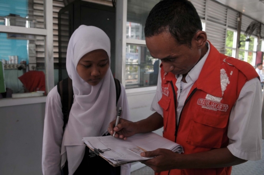 Pelajar pemegang kartu KJP gratis naik Transjakarta