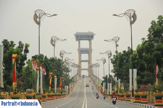 Pesona kemegahan Jembatan Siak membentang di atas 'Sungai Pejantan'